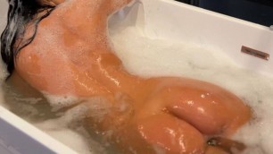 Hot MLIF takes a bath and cums with a dildo