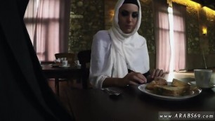 Dubai Arab Sex And Small Teen Hungry Woman Gets Food And Fuck